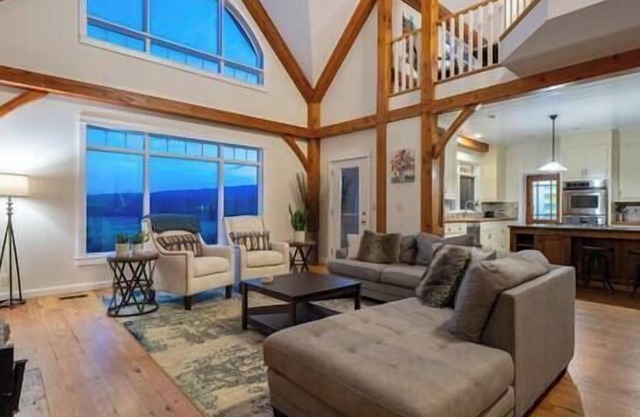 15 Guests|Spacious Cabin w/Hot Tub & Scenic Views