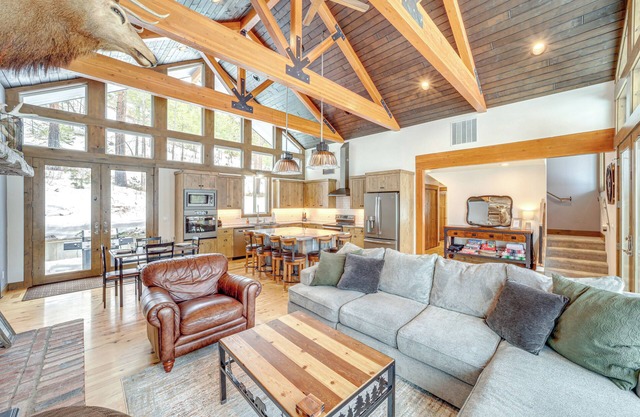 15 Mi to Lake Chelan: Mountain Chalet w/ Fire Pit!