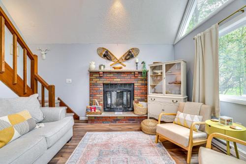 15 Mi to Ski Resort Home with Fire Pit in Tobyhanna