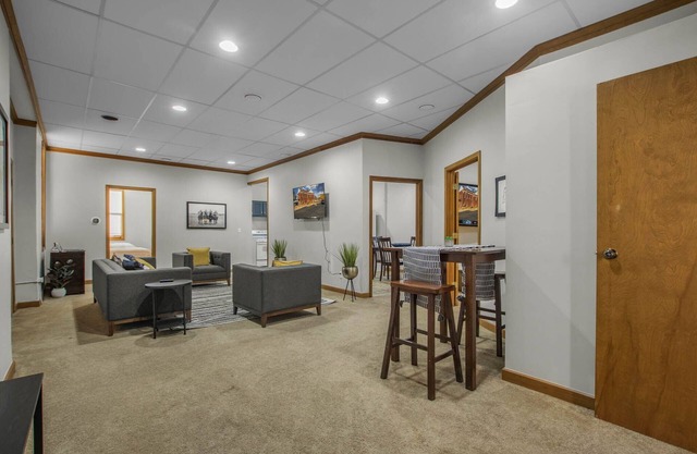15 Min from Campus! Large 4BR Perfect for Groups!