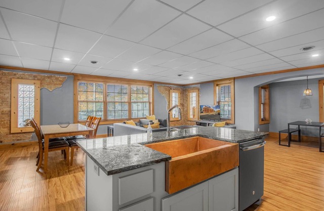 15 Min from Campus! Large 2BR Perfect for Groups!