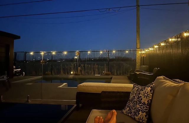 15 min from dix-30, close to Montreal, quiet area with heated inground pool.