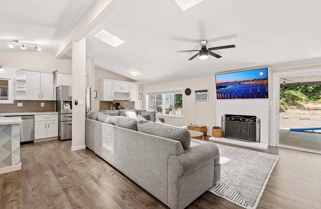 15 Min to Beach and Zoo! - Hot Tub - Cozy Fire Villa Pit