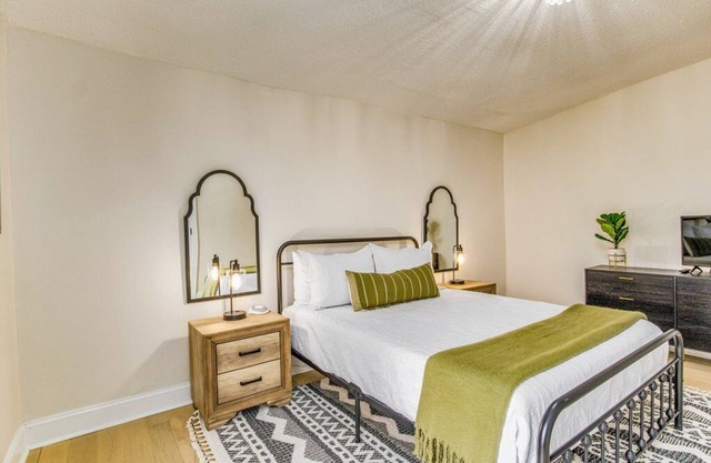15 Min to Pensacola Beach + 3 Min to Down Town + Pet Friendly!