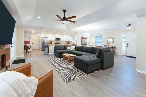 15 Min to UA Private Heated Pool Huge Yard Luxe Master