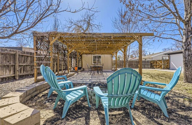 15-mins from DIA, Bright, Remodeled Upstairs Unit