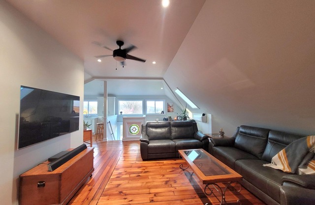 15 Mins From Stratford Festival, two Viewing Decks of the Scenic Countryside