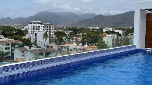 15 Minute Walk to Beach KING Bed Rooftop Pool