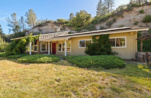 15 minutes from Murphys, Bocce Ball, Hot Tub, Pool Table, Sleeps 12