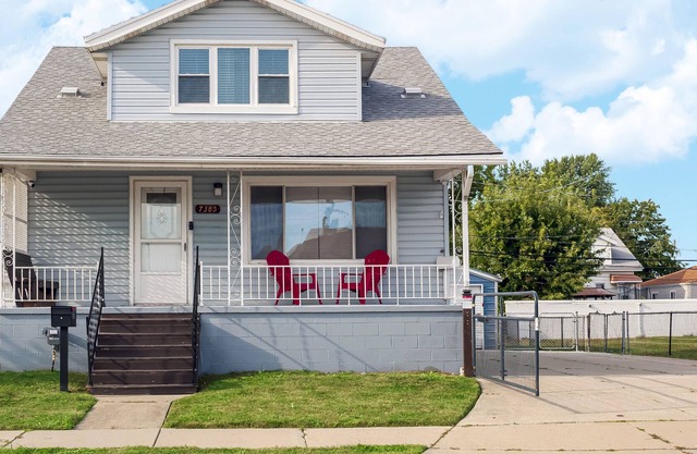 Centrally Located 4-2 Whole House, Easy Access to Everything!