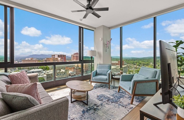 'Blue Ridge Escape' a Dog-Friendly Downtown Condo w/ Mountain Views