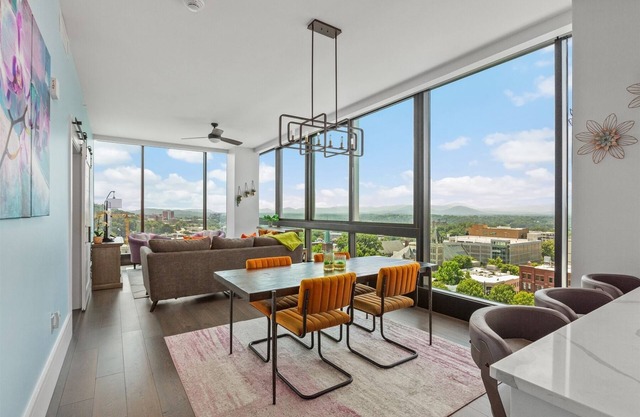 'Endless Sunset Retreat' a Luxury Downtown Condo with Mountain Views