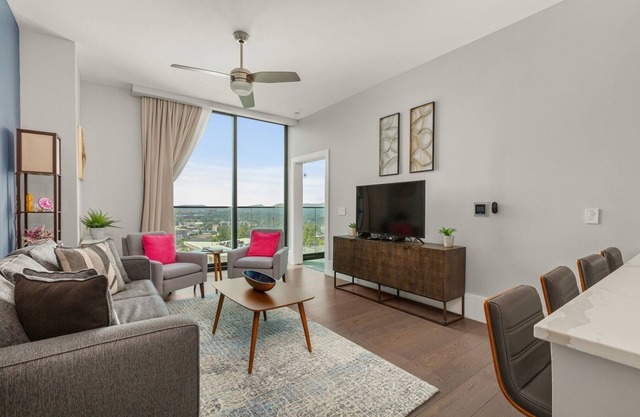 'Southern Exposure' a Dog-Friendly Downtown Asheville Condo w/ Mountain Views