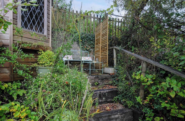 15 THE MOORS, pet friendly, character holiday cottage in Lostwithiel