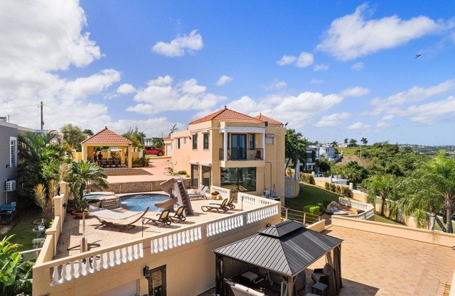 15% weekly discounts. 180° Ocean View hacienda - ideal for families & kids.