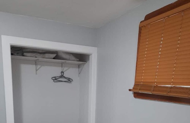 1500 sq ft House, 7 beds, full kitchen, free parking, Free laundry, clean,