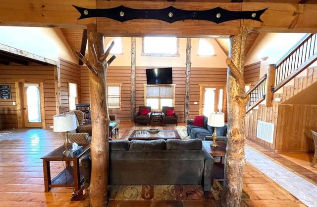 15000sfAlmost Heaven-Log Cabin-Hottub- RescueFarm