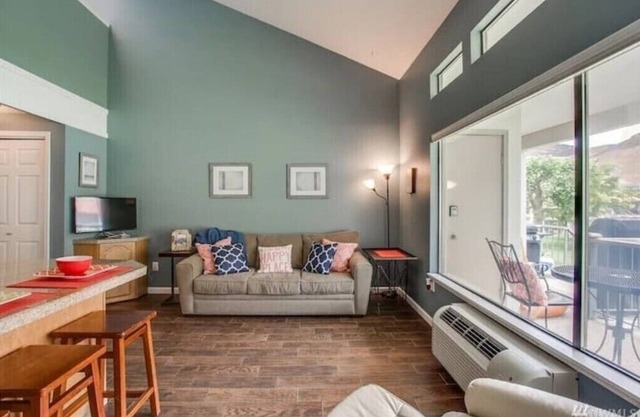 #154 Kater's Kabin 3-Condo near large pool & Gorge shuttle-book separately