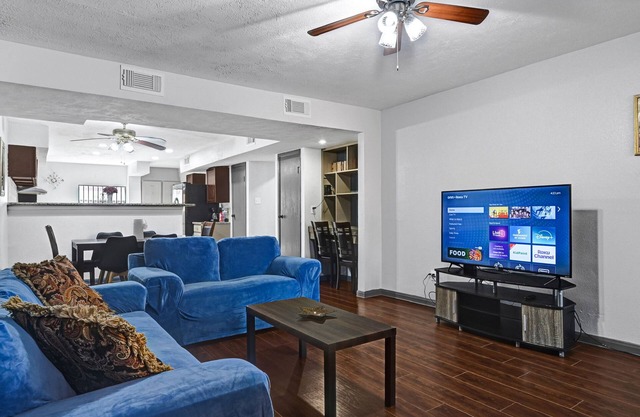 15min to IAH: 6BR, 500Mbps, Pets OK,30min Downtown