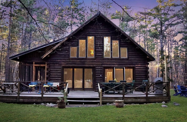 Fully Loaded Log Cabin! New HOT TUB!