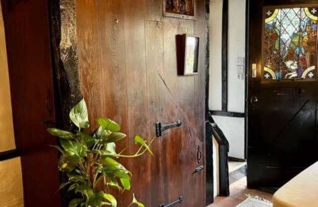 15th century tiny character cottage-Henley centre
