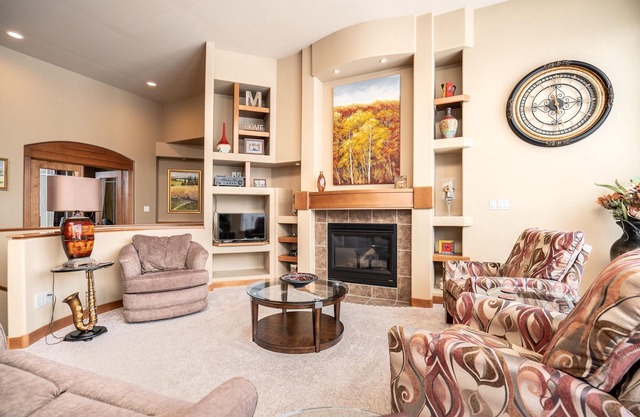 (16) 5 Bdr Executive Home | East St Paul (5/3)