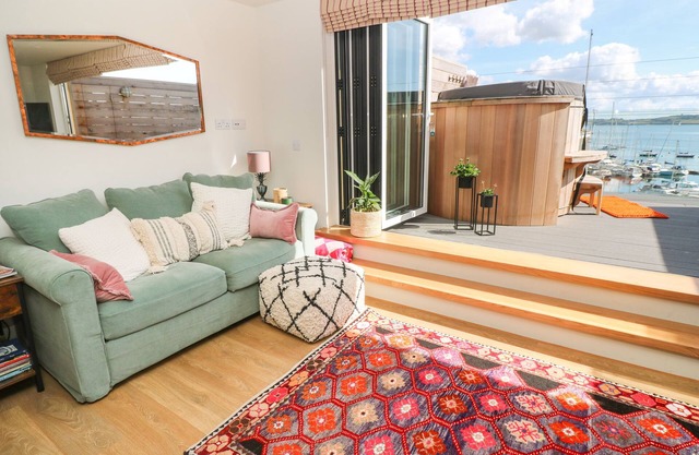 16 ARWENACK STREET, family friendly, with hot tub in Falmouth