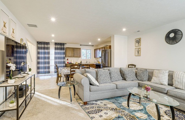 16 Mi to Louisville: Pet-Friendly Getaway!