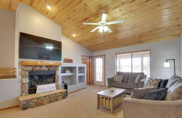 16 Mi to Sitgreaves: Overgaard Cabin w/ Porch