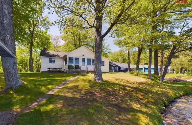 16 Mile Lake Getaway-Lakefront with Water Toys & Family Time Around a Fire