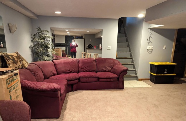 1600 square foot studio in lovely Seven Hills. Offers great amenities