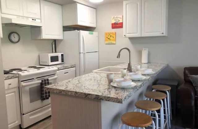 #165 Condo w/large pool & shuttle to Gorge Amp-book separately