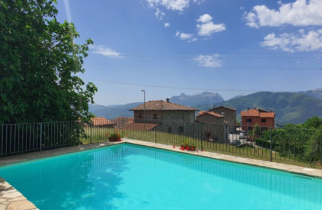 Toskanische Villa aus dem 16. Jahrhundert, privater Pool, in der Natur
