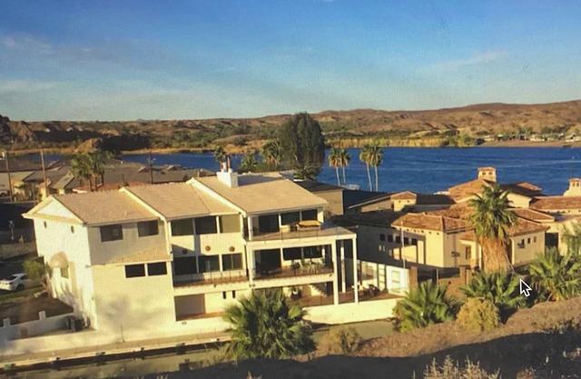 18 BEDS SLEEPS 22 + 7,500 sq. ft. 3 LEVEL + PRIV DOCK ACROSS FROM RAMP @RIV ENTR