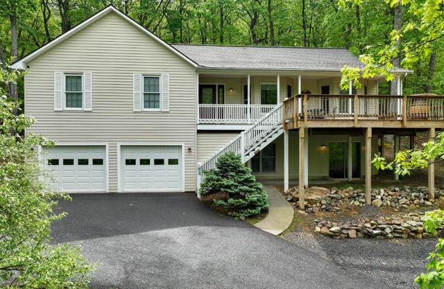17-Seat Theater, Hot Tub and Game Room Ideal Home!