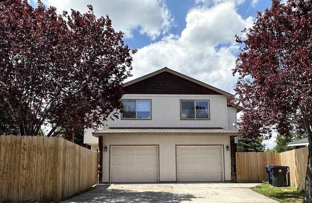 1700ft,3bd/3bath,0.25mi to Old Mill District, AC, private fenced yard & garage