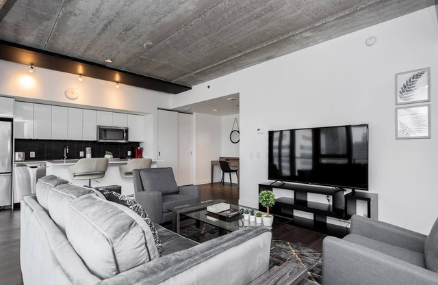 (1703)Downtown Glasshouse Sophisticated 2BR1BATH +Fast WiFi(311)