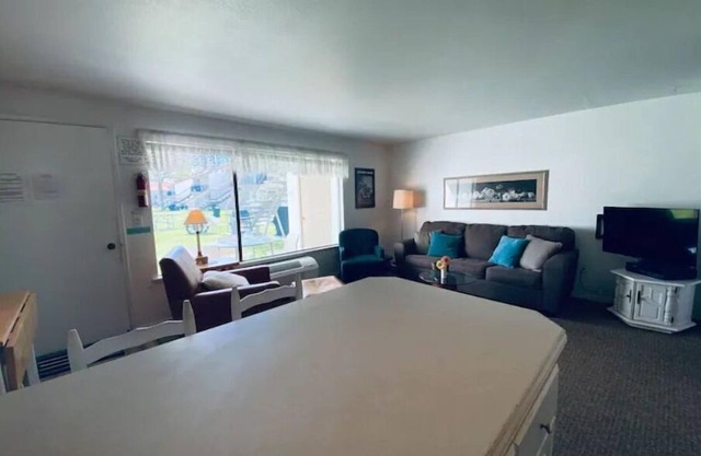 #171 Condo near large pool & shuttle to Gorge Amp-book separately