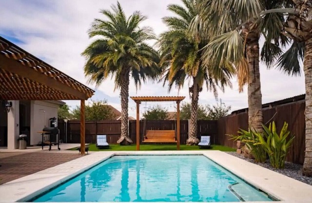 177) Pool, Basketball court, pool table!