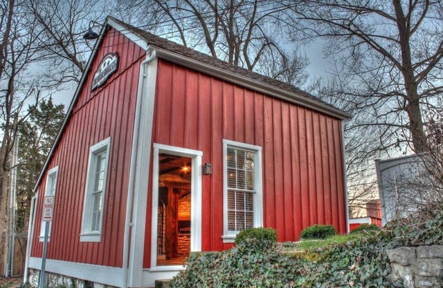 1790 renovierten Scheune, St. Historic Main Street Charles, mit 8 Person Hot Tub!