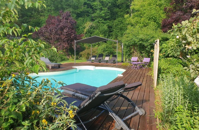 17th century mill on the Enéa river, 6km from Sarlat. 2.2 hectare wooded park.