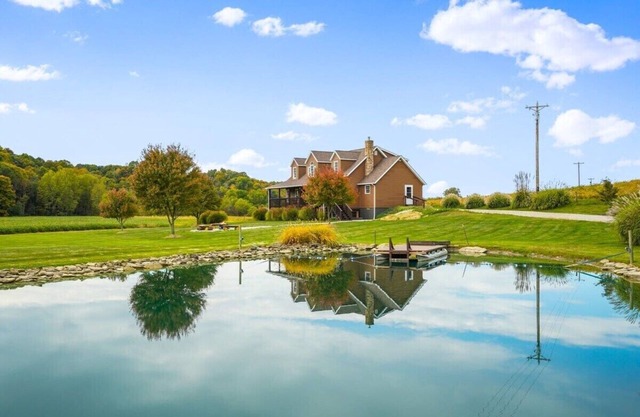18 Person Retreat-Swimming pond, Hot tub, Fire pit, Pool Table and more!