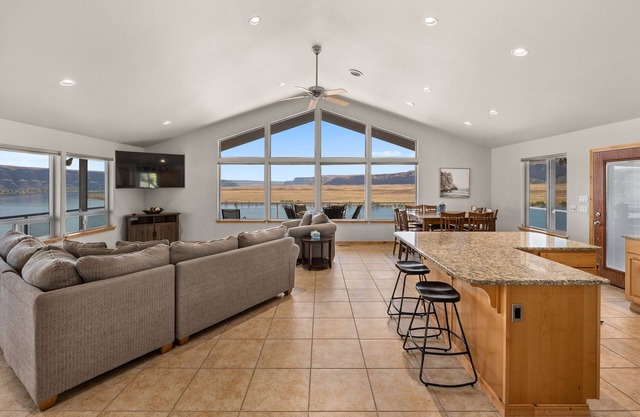 180 degree unobstructed breathtaking panoramic view of the Columbia River.