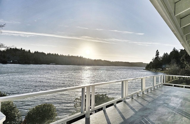 180' private beach and spacious entertainment oasis on Hammersley Inlet for 8!