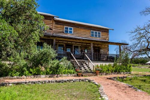 1800's Antique Log Cabin with Modern Amenities near Fredericksburg and Kerrville, Texas