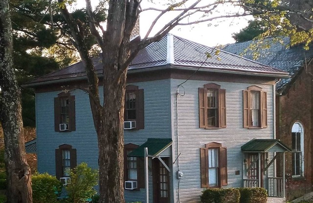 1800's Patriot House Tappan Lake Deersville wifi, private yard Trailer Parking