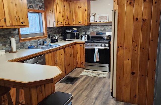 1800's Rustic Farmhouse close to wineries, and National Forest. Pet-Friendly!