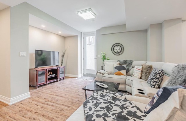 1800sqf BSMT APT in Cliff Road & Queensway, Mississauga