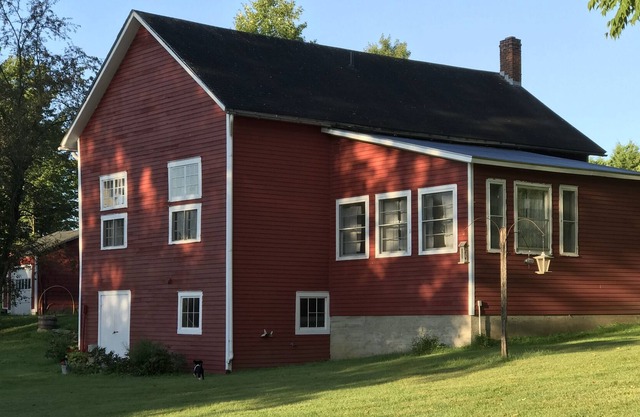 1806 Carriage House with antiques, fireplace, luxury sheets and down comforters.