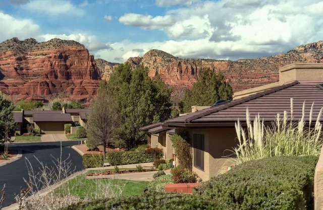 180° Red Rock views with golf, tennis, pool & spa